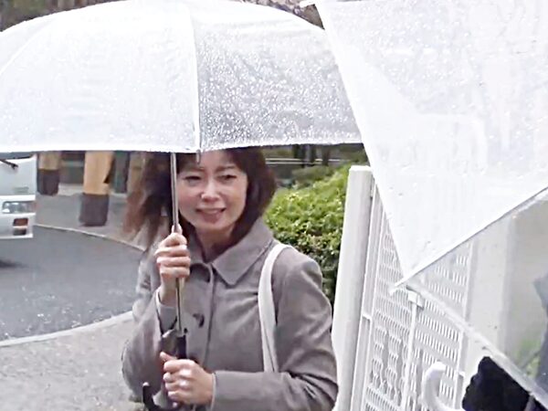 ◆三十路・浮気奥さん・ハメ性交◆雨の中 待ち合わせ 清楚系スレンダー美人アラフォー奥様 卑猥な剛毛マンコ晒してガチイキ